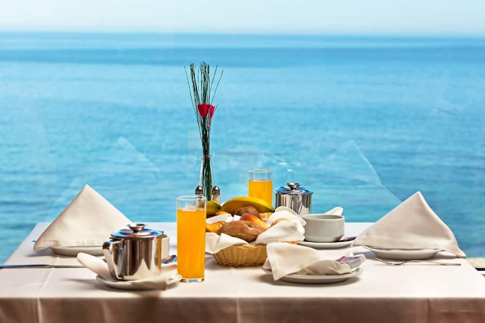Carcavelos Beach Hotel