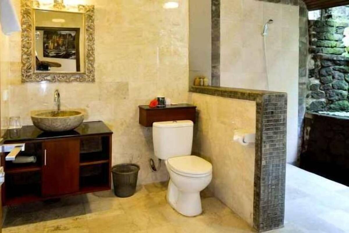 Bilik Mandi | Tab mandi, kelengkapan dandanan diri percuma, pengering rambut