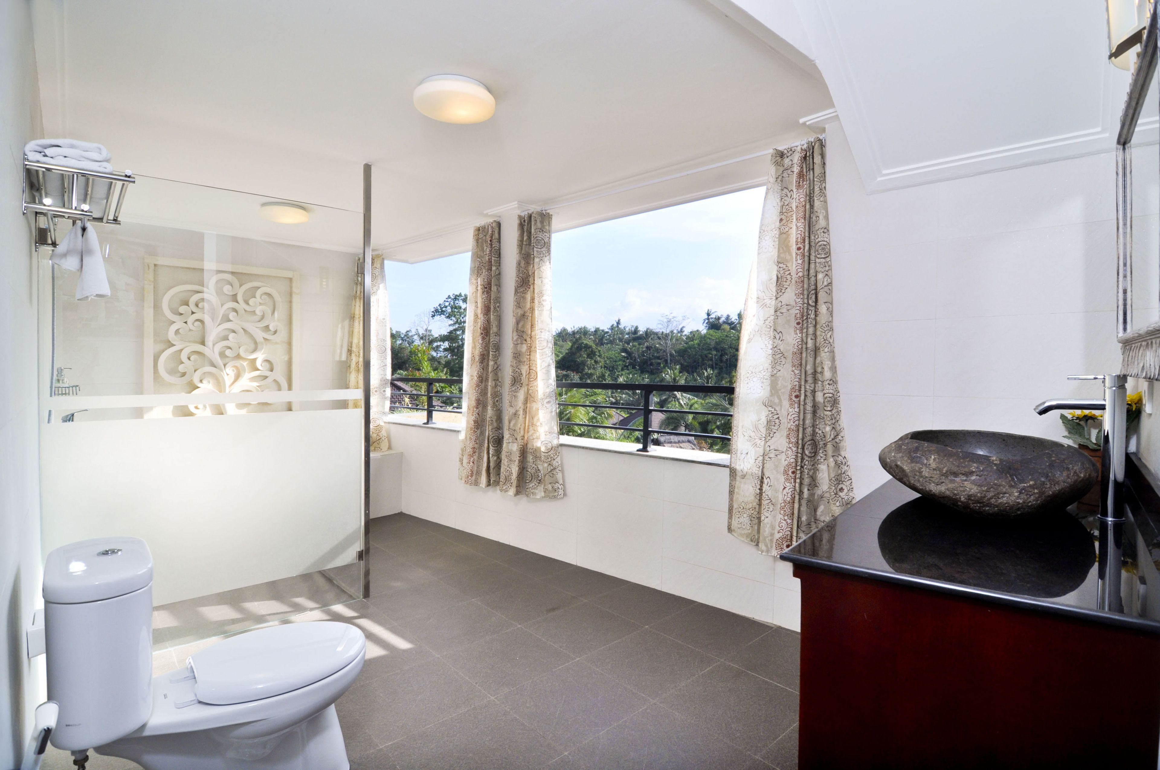 presidential suite (rama sita) | bathroom | free toiletries, hair dryer, towels, soap