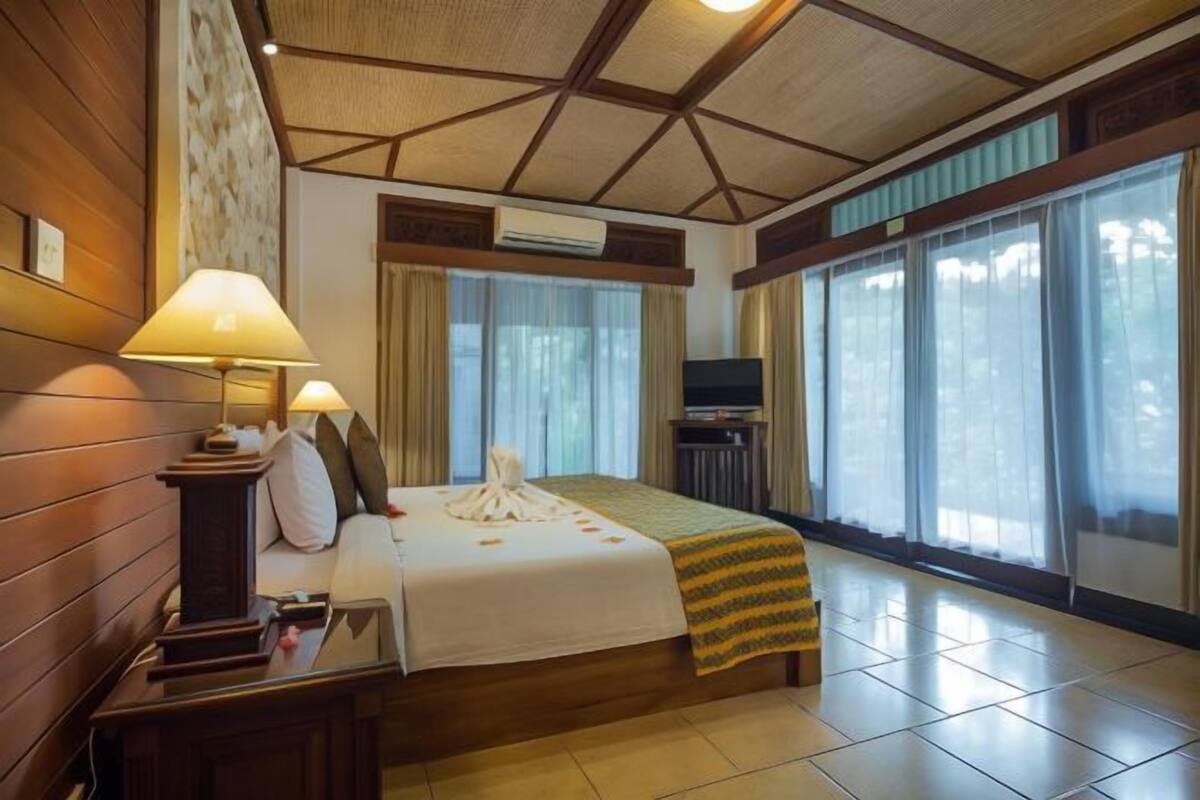 Bar mini, peti besi dalam bilik, dihias secara berasingan