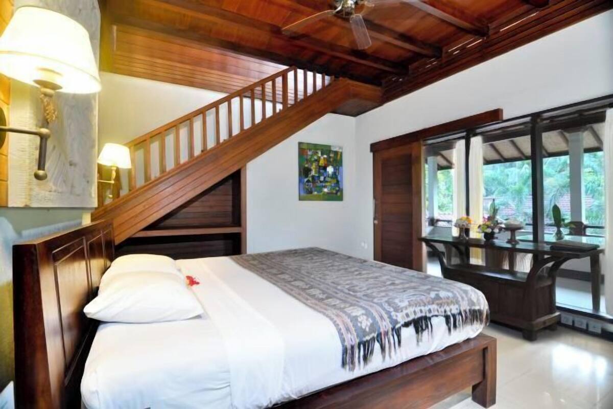 Bar mini, peti besi dalam bilik, dihias secara berasingan