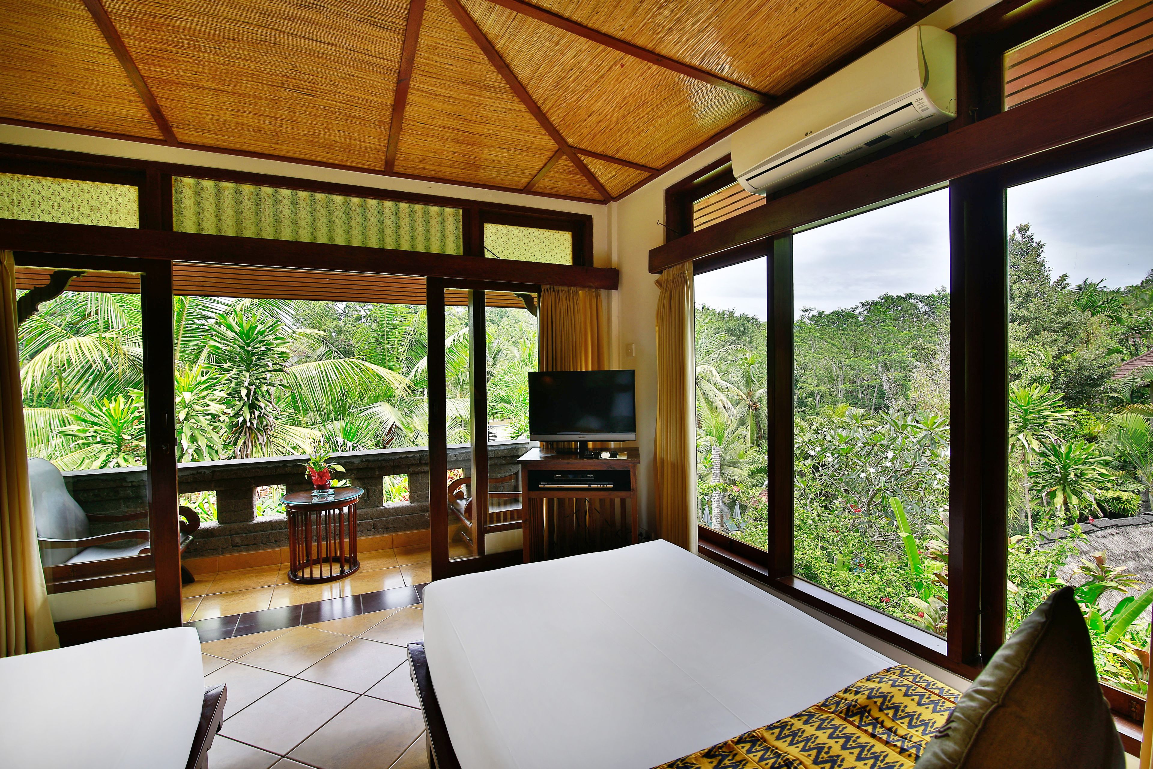 Superior Room | Minibar, in-room safe, individually decorated, individually furnished