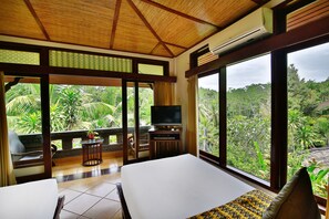 Minibar, caja de seguridad en la habitación y decoración personalizada