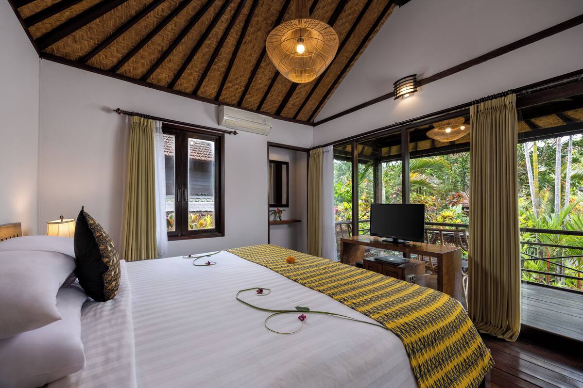 Junior Suite, 1 Bedroom | Minibar, in-room safe, soundproofing, WiFi (free)