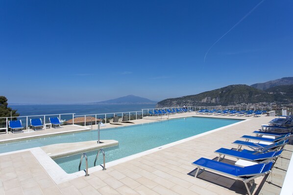 Außenpool, Sonnenschirme, Liegestühle