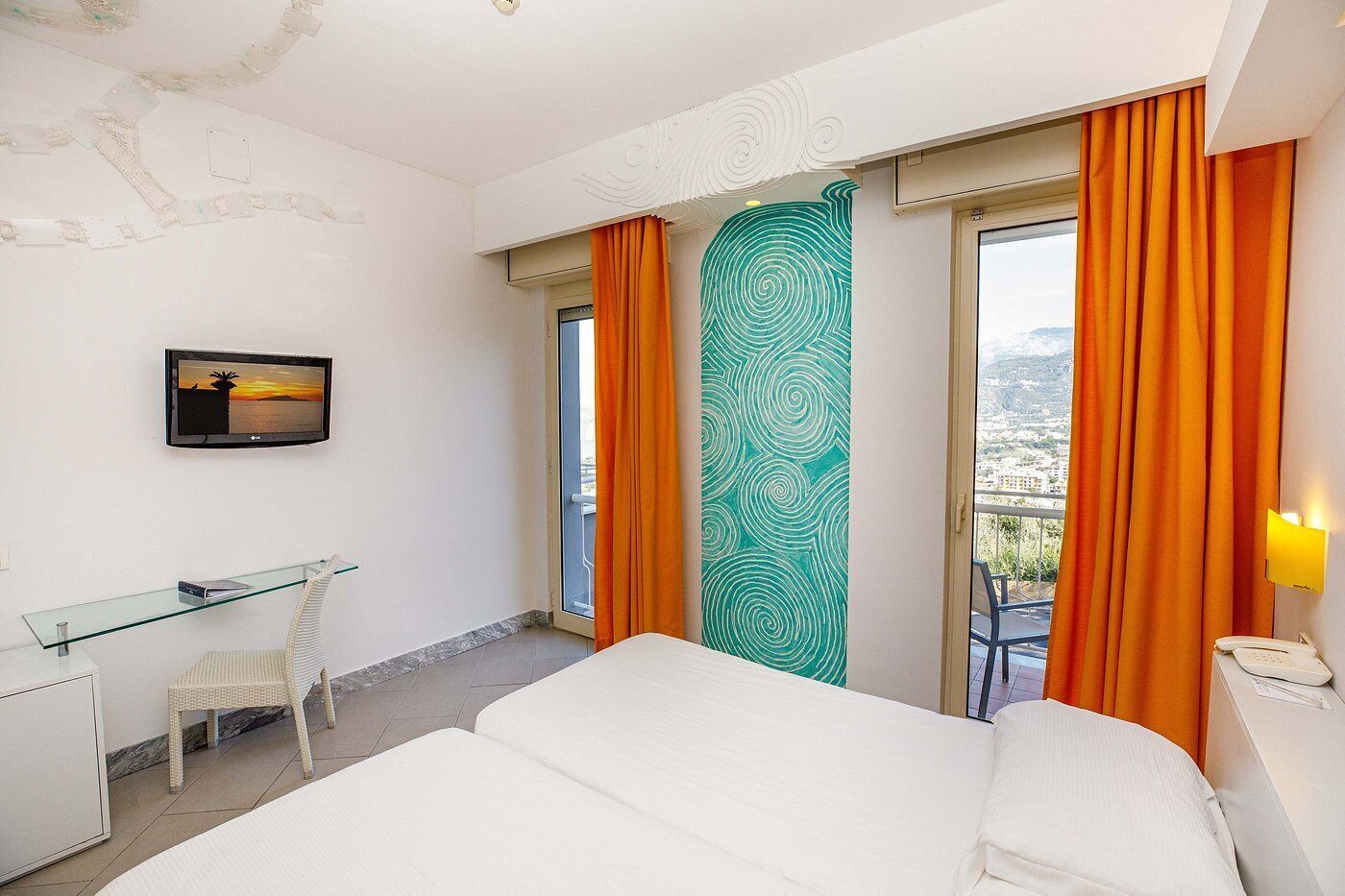 Hypo-allergenic bedding, in-room safe, desk, blackout curtains