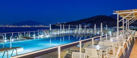 Piscine extérieure, parasols de plage, chaises longues