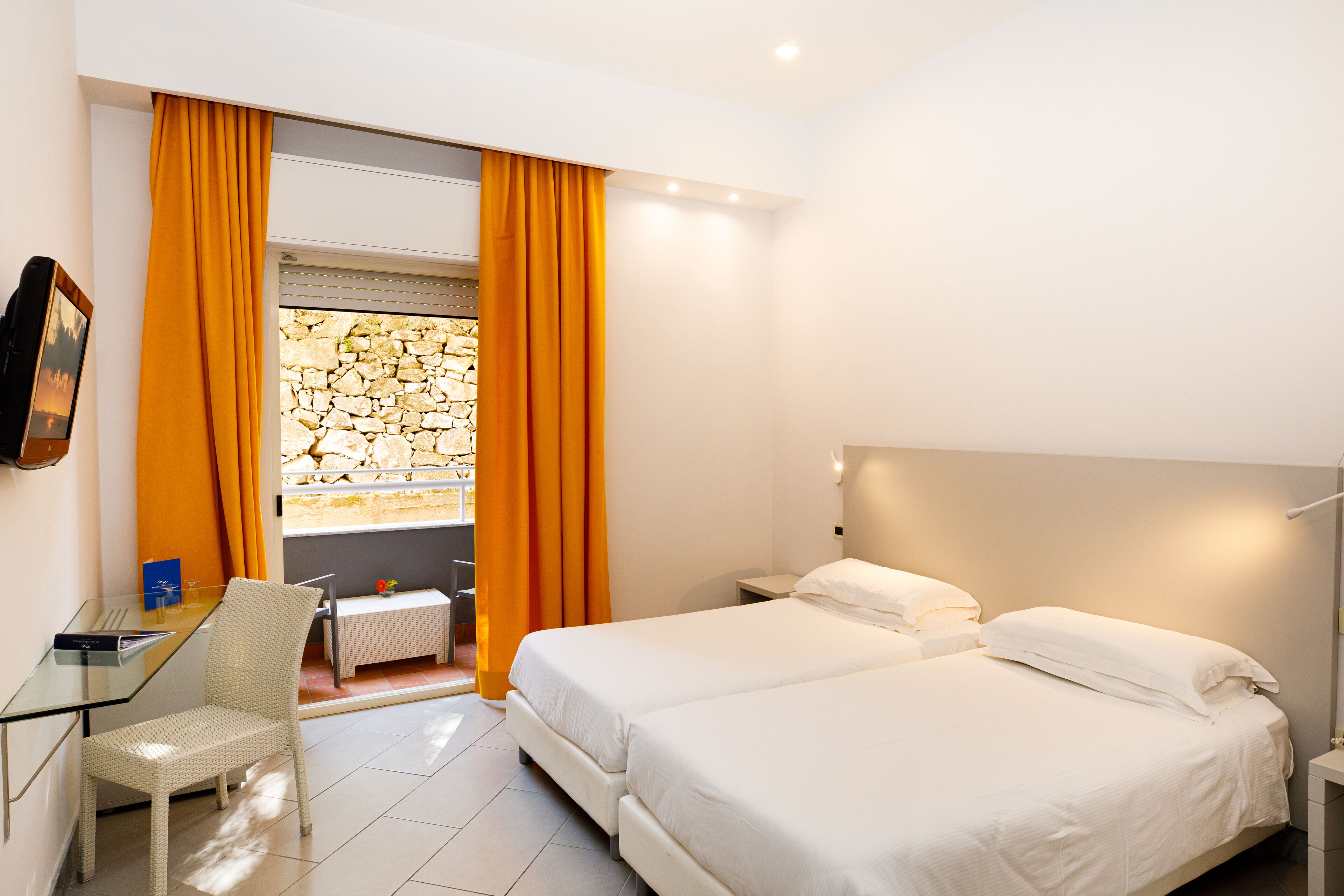 Hypo-allergenic bedding, in-room safe, desk, blackout curtains