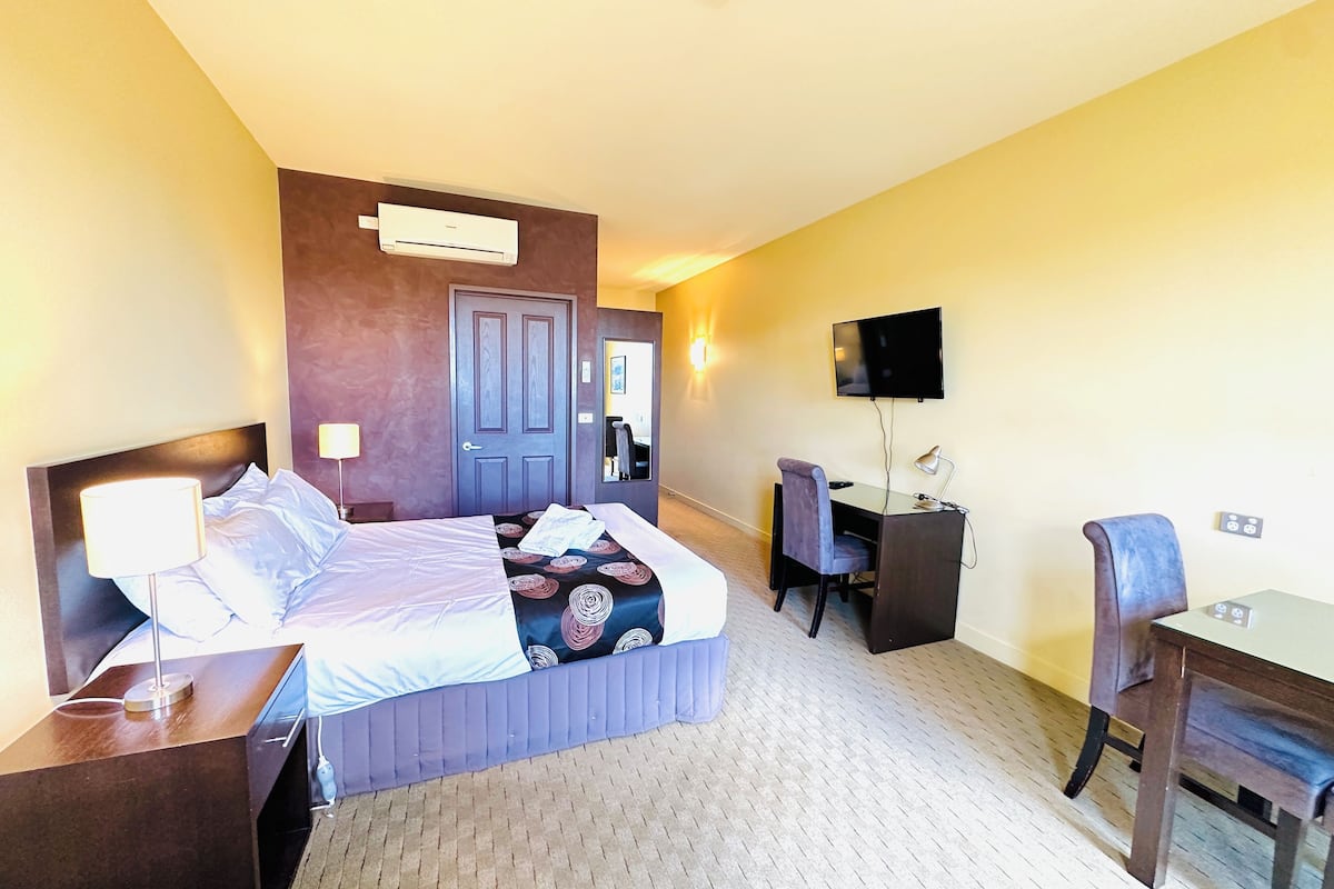 Basic Room | Desk, iron/ironing board, bed sheets, alarm clocks