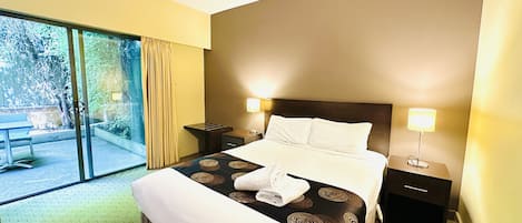 Standard Queen Room | Desk, iron/ironing board, bed sheets, alarm clocks