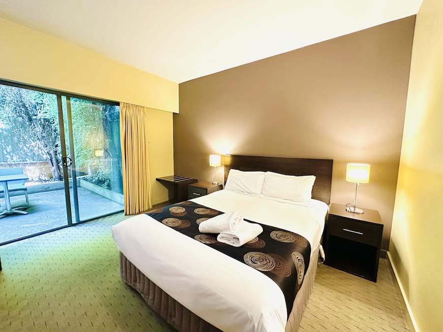 Kamar Standar, 1 Tempat Tidur Queen, Bebas Asap Rokok | Meja kerja, setrika/meja setrika, seprai linen, dan jam alarm