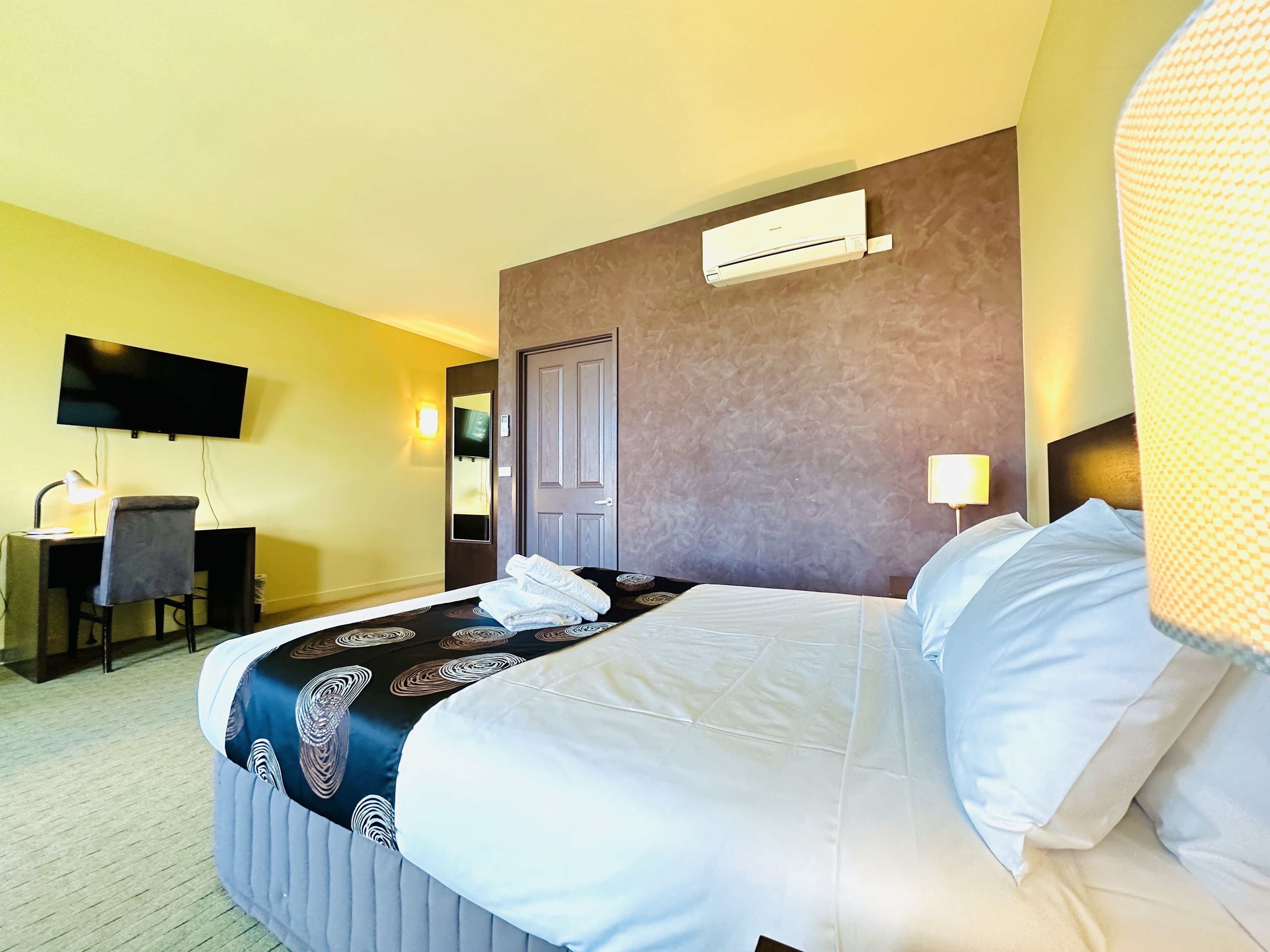 deluxe room, 1 queen bed, non smoking | desk, iron/ironing board, bed sheets, alarm clocks