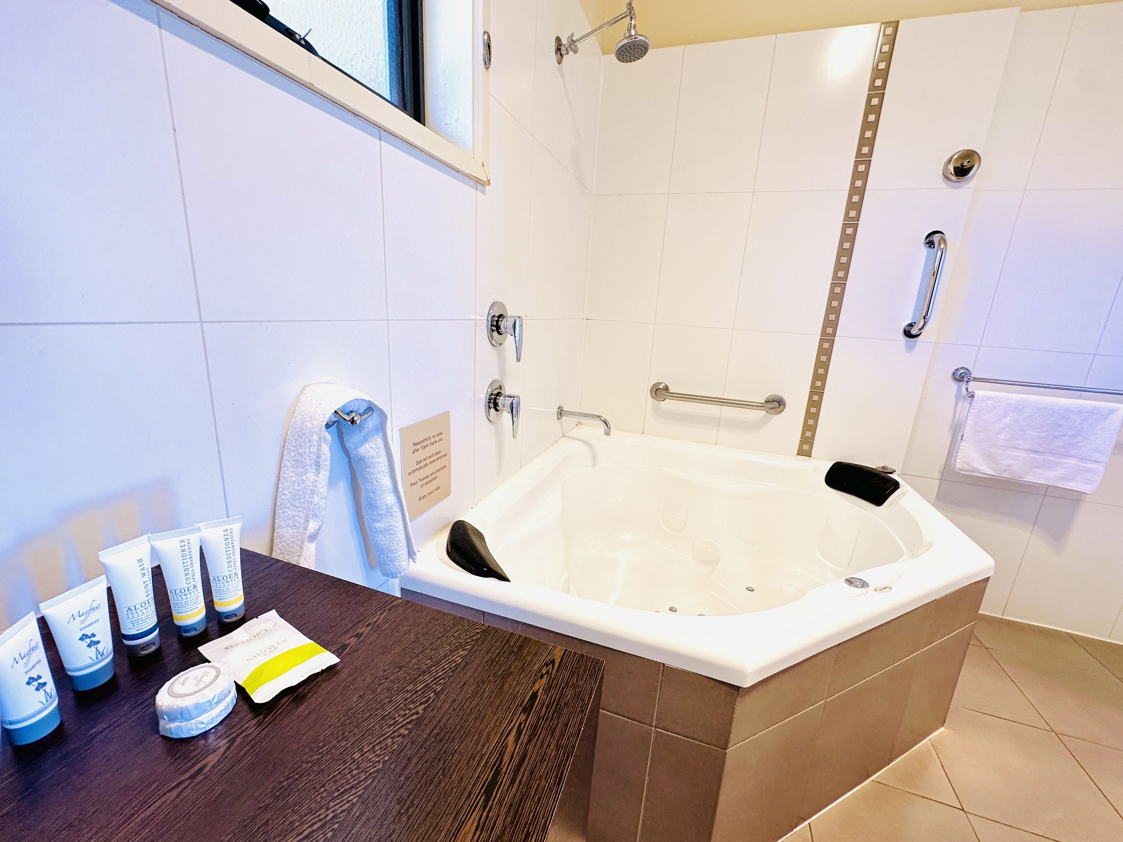 deluxe room, 1 queen bed, non smoking | bathroom | hair dryer, towels