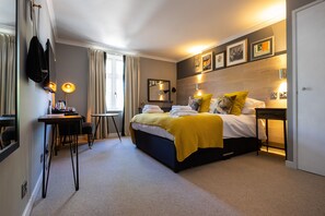 Schreibtisch, Bügeleisen/Bügelbrett, Reisekinderbett, kostenloses WLAN