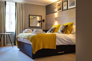 Escritorio, tabla de planchar con plancha, cuna de viaje y wifi gratis 