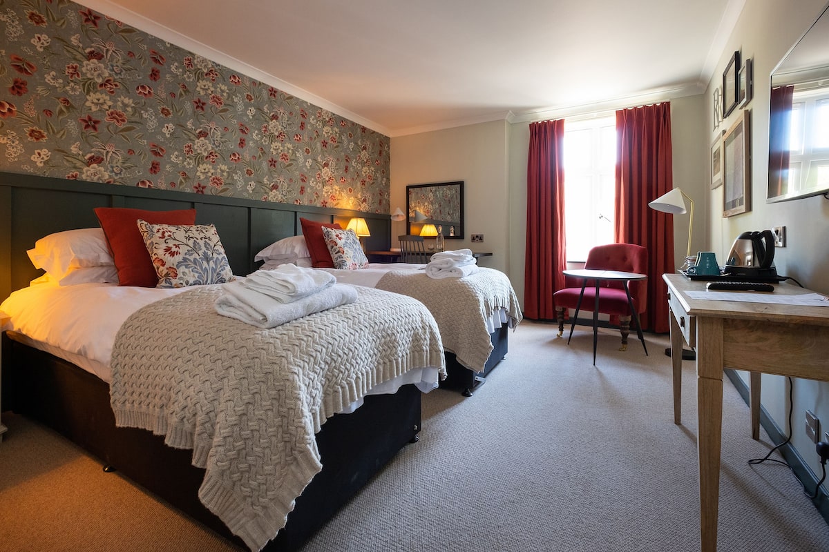 Superior Twin | Desk, iron/ironing board, travel cot, free WiFi
