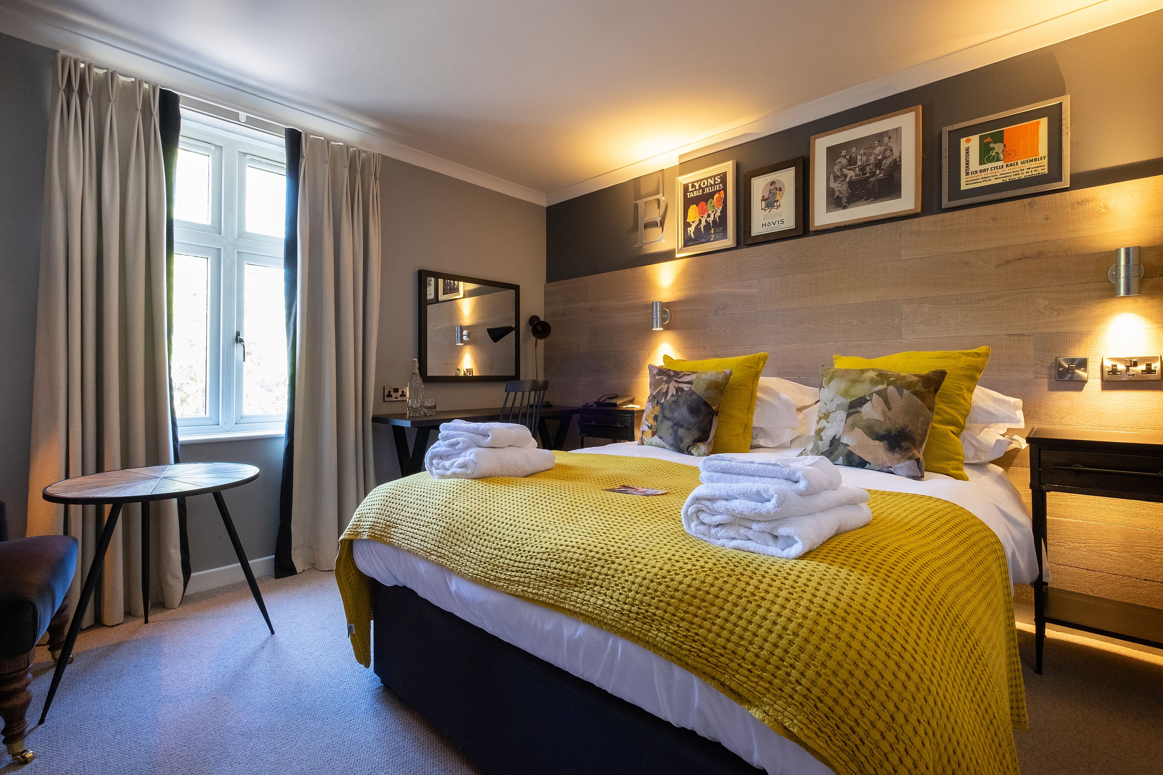 superior double | desk, iron/ironing board, travel cot, free wifi