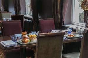 Frukost och middag serveras