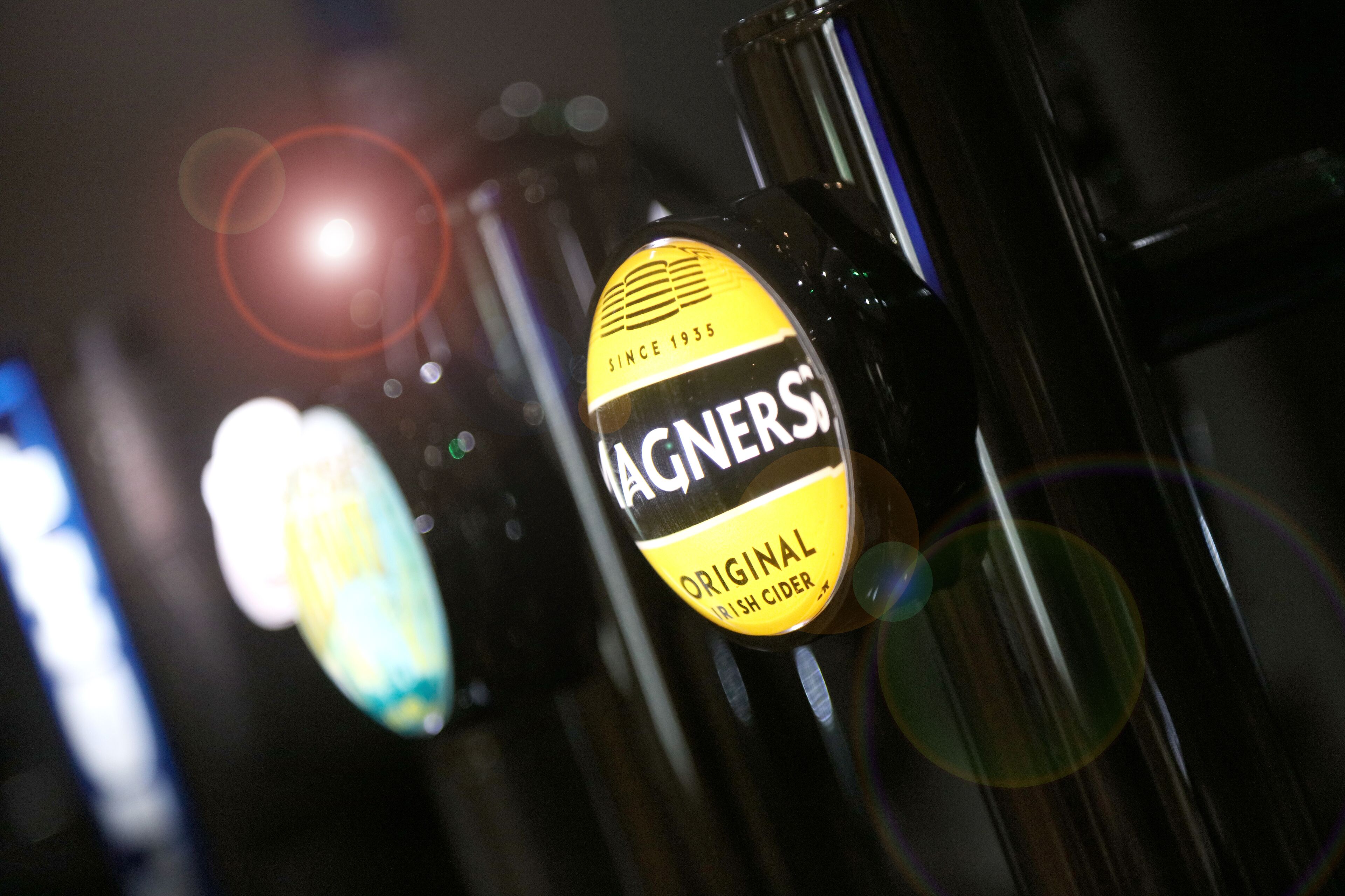 Une bouteille de cidre irlandais Magners dont l’étiquette indique qu’il est produit depuis 1935.