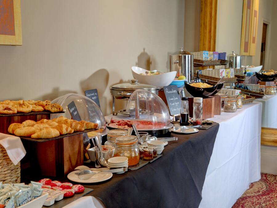 Daily buffet breakfast (GBP 11 per person)