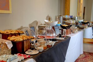 Se ofrece un desayuno bufé (11 GBP por persona)