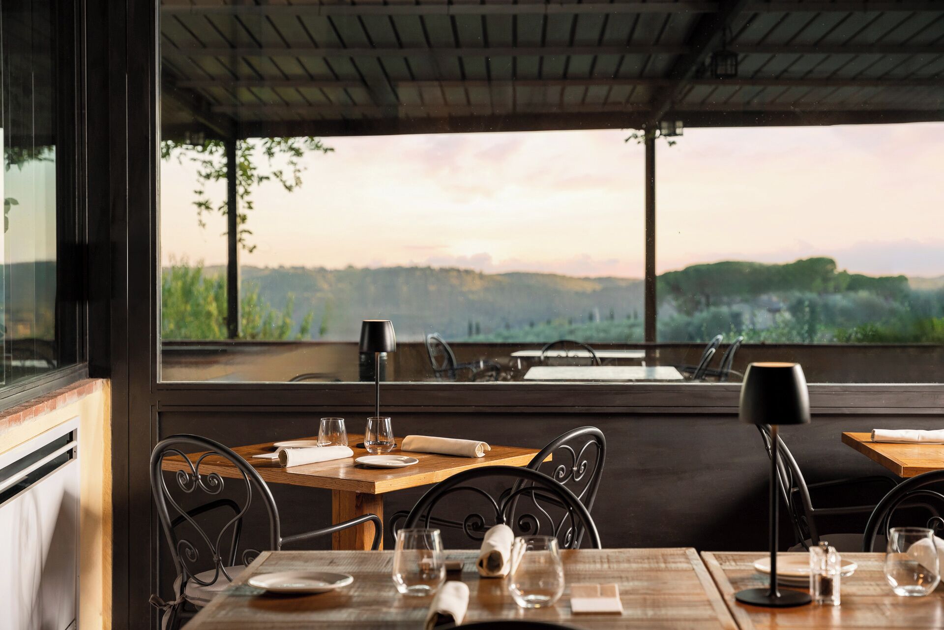 Frokost, lunsj og middag serveres, utsikt mot bassenget