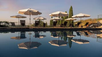 Außenpool (je nach Saison geöffnet), Pool auf dem Dach, Sonnenschirme