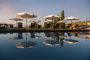 Una piscina al aire libre de temporada, una piscina en la azotea