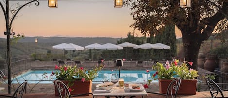 Bar en bord de piscine