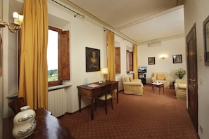 Suite - balkon | 1 soveværelse, premium-sengetøj, dundyner, minibar