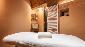 Sauna, hot tub, steam room, Turkish bath, body treatments, aromatherapy