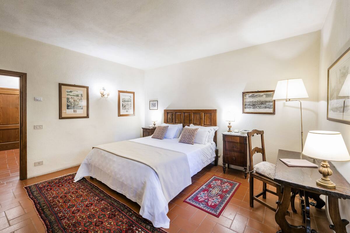Premium bedding, down comforters, minibar, in-room safe