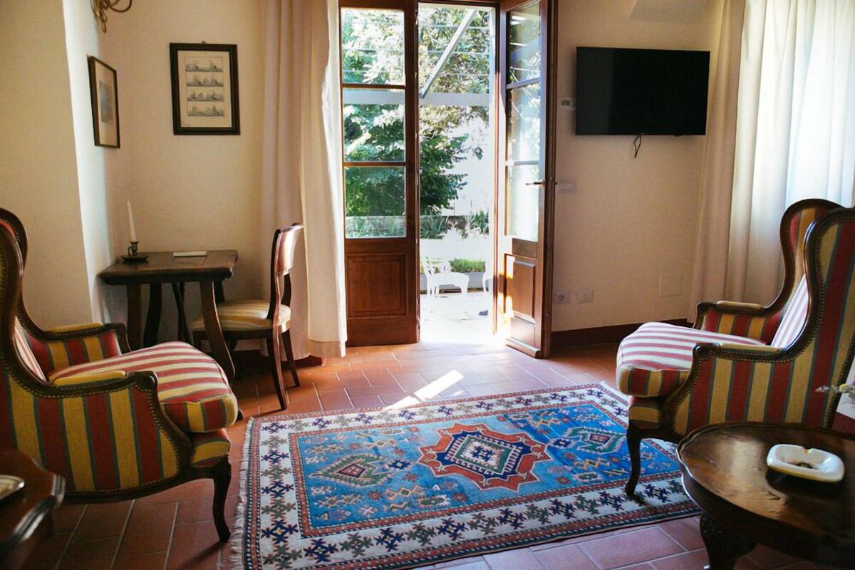 Garden Manor House Suite | Premium bedding, down comforters, minibar, in-room safe