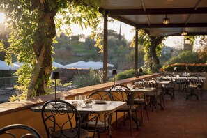 供应早餐、午餐和晚餐,泳池景观