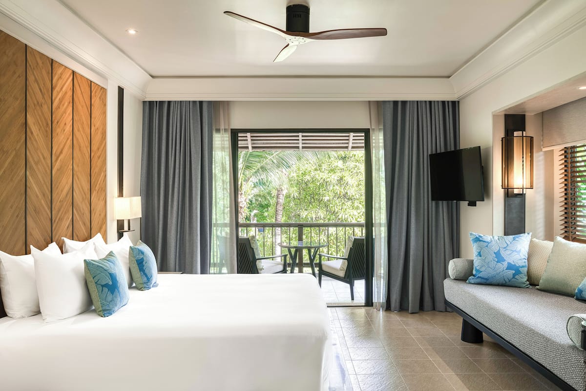 Rom – deluxe, 1 kingsize-seng | Minibar, safe på rommet, skrivebord og blendingsgardiner