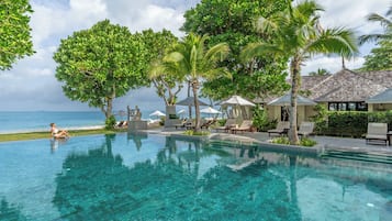 Piscine extérieure, parasols de plage, chaises longues