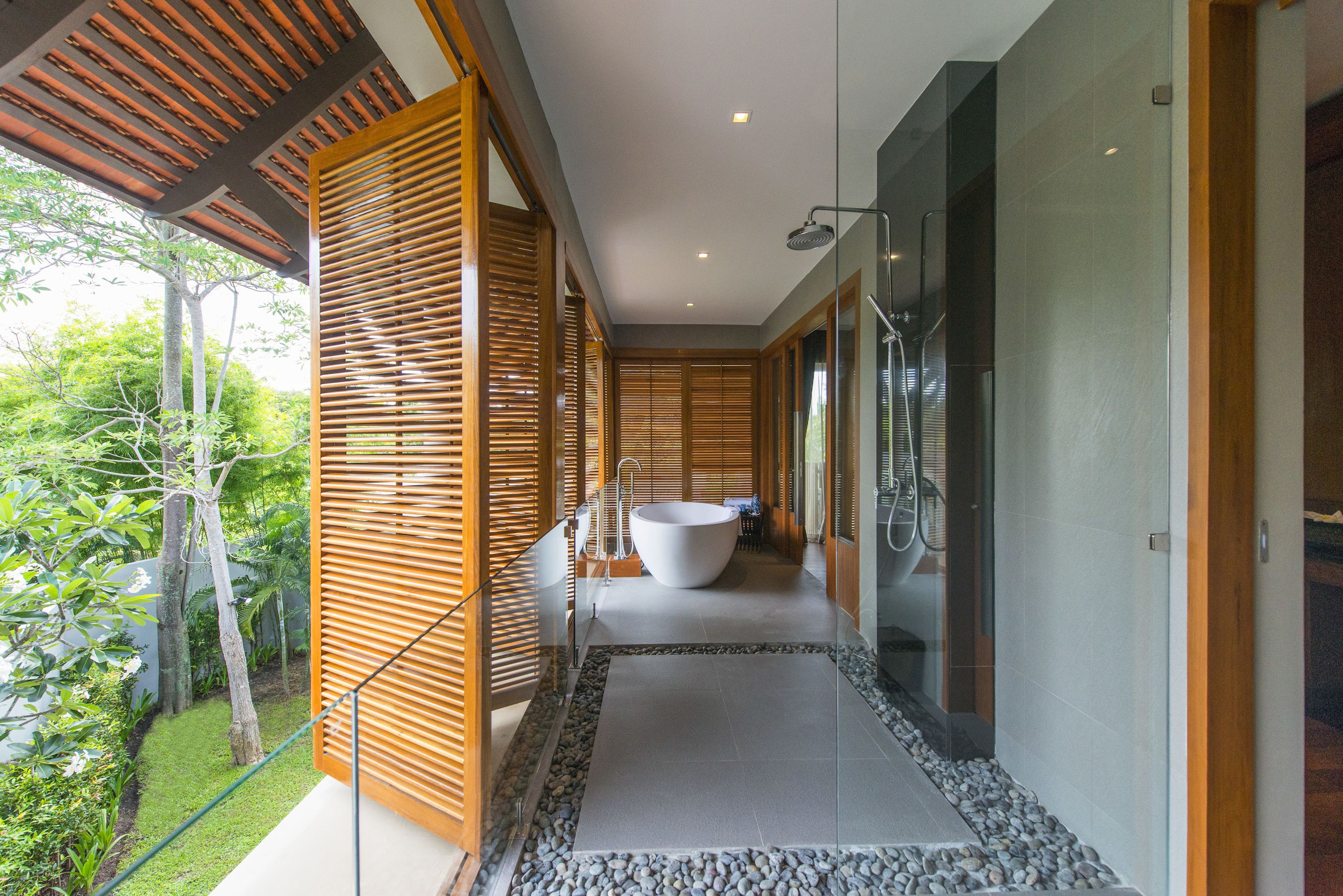 Separat badekar og bruser, dybe badekar, gratis toiletartikler