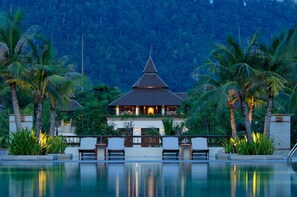 Outdoor pool, open 10:00 AM to 8:00 PM, pool umbrellas, sun loungers - Layana Resort and Spa (Ko Lanta)