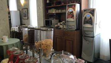 Tägliches Frühstücksbuffet (10 EUR pro Person)