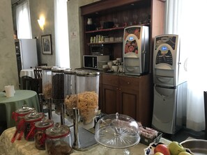 Petit déjeuner buffet (10 EUR par personne)