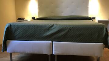 Doppel- oder Zweibettzimmer | Zimmersafe, Schreibtisch, kostenloses WLAN, Bettwäsche