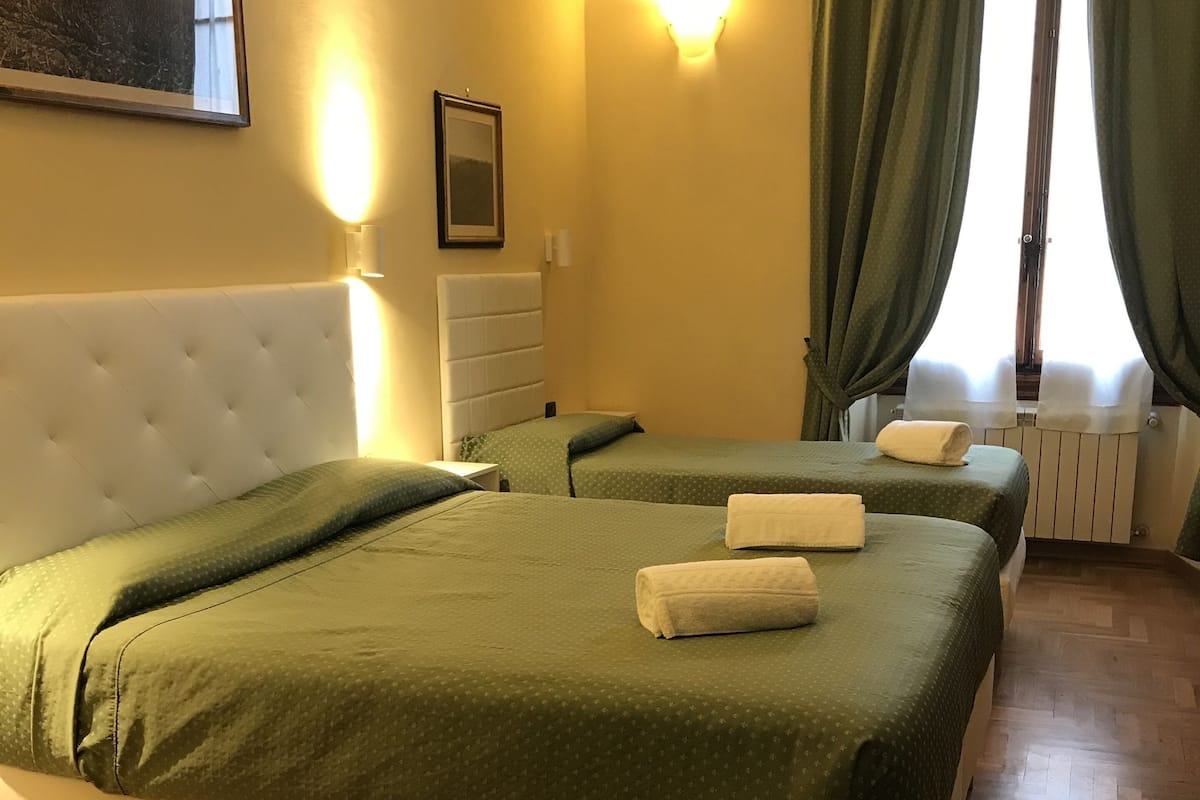 Een kluis op de kamer, een bureau, gratis wifi, beddengoed