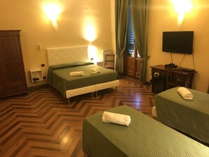 Quarto quádruplo | Cofres nos quartos, escrivaninha, Wi-Fi de cortesia, roupa de cama
