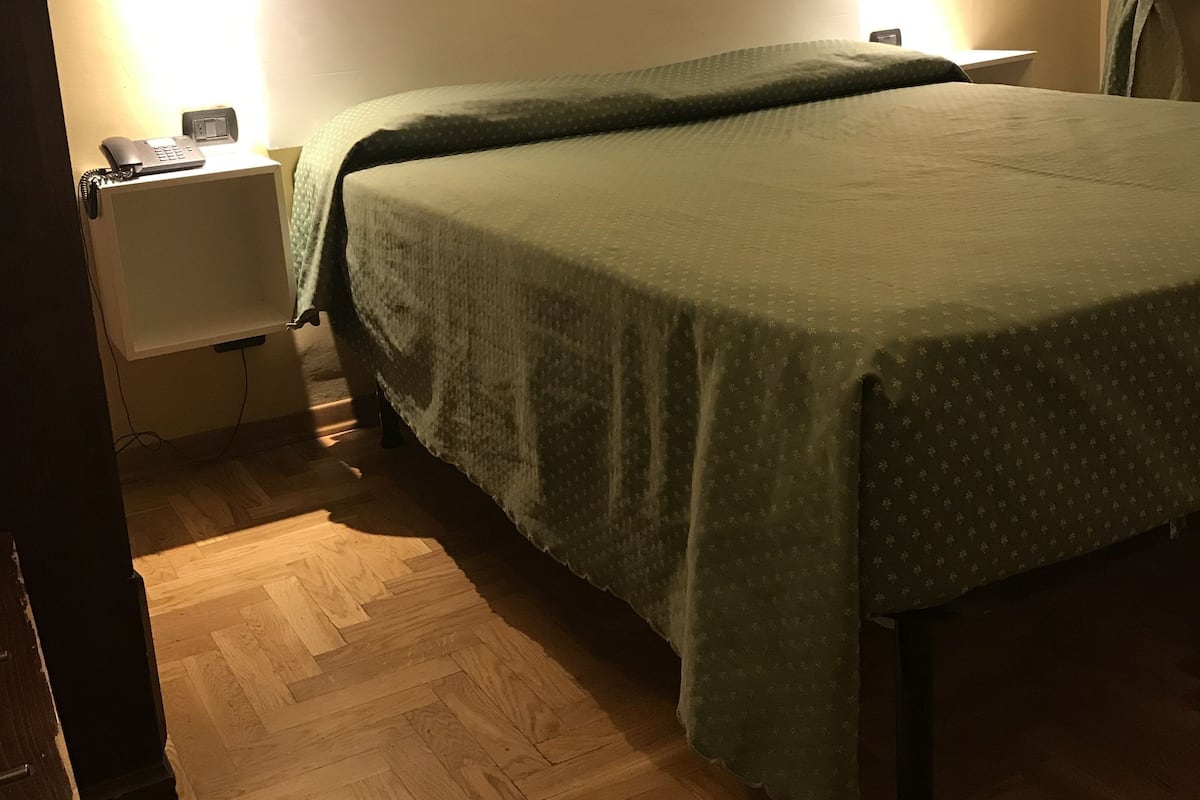 Economy tweepersoonskamer | Een kluis op de kamer, een bureau, gratis wifi, beddengoed