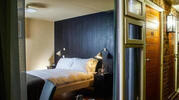 ملاءات للفراش لا تسبب الحساسية وخزنة داخل الغرفة ومكتب