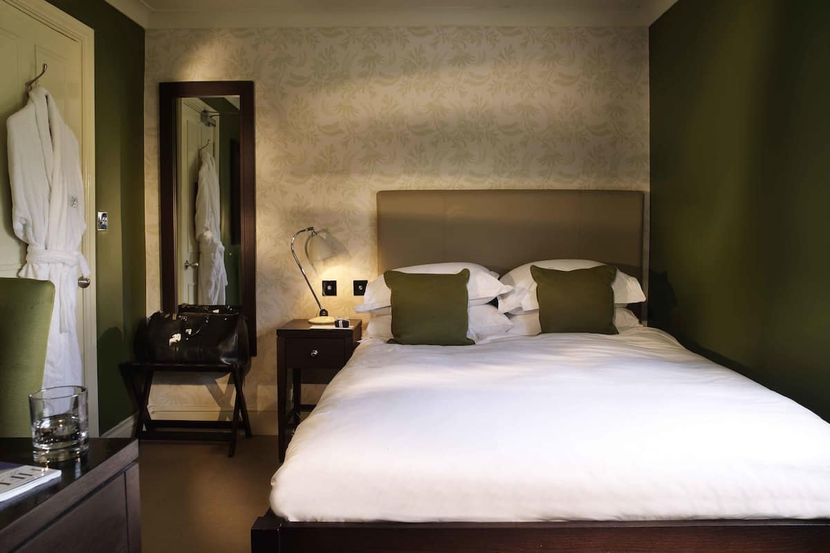 Ropa de cama hipoalergénica y caja de seguridad en la habitación