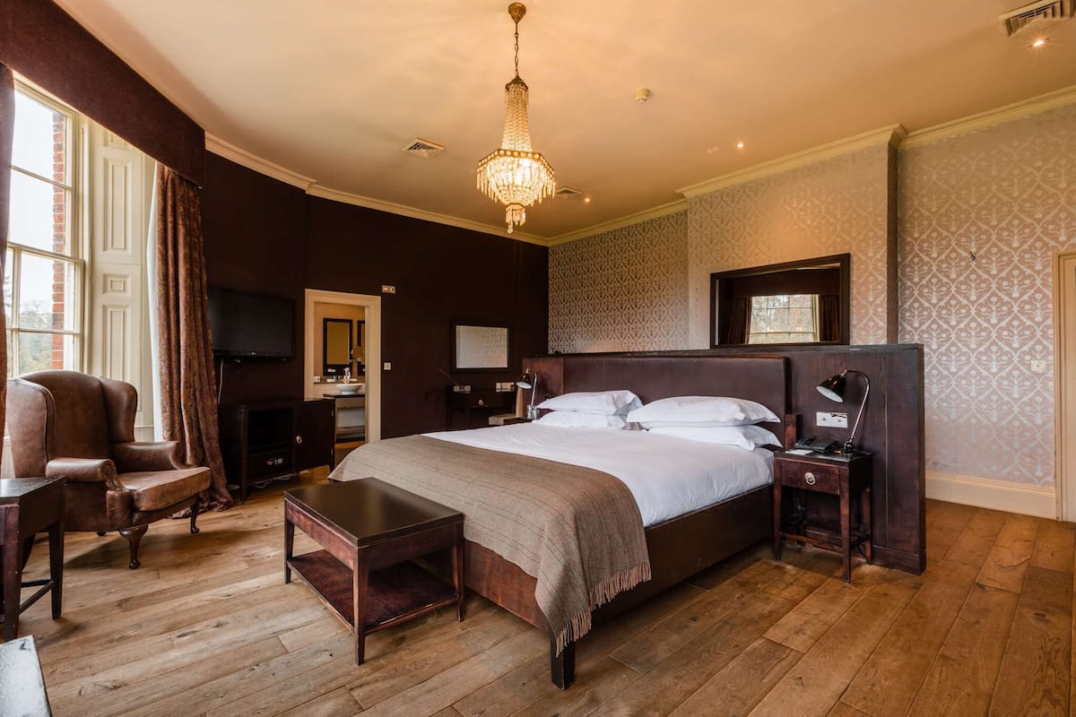 Ropa de cama hipoalergénica y caja de seguridad en la habitación