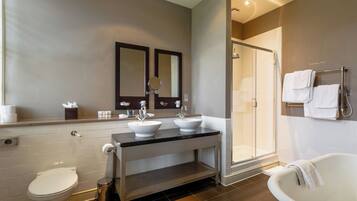 Junior Suite | Bathroom | Free toiletries, hair dryer, towels, soap