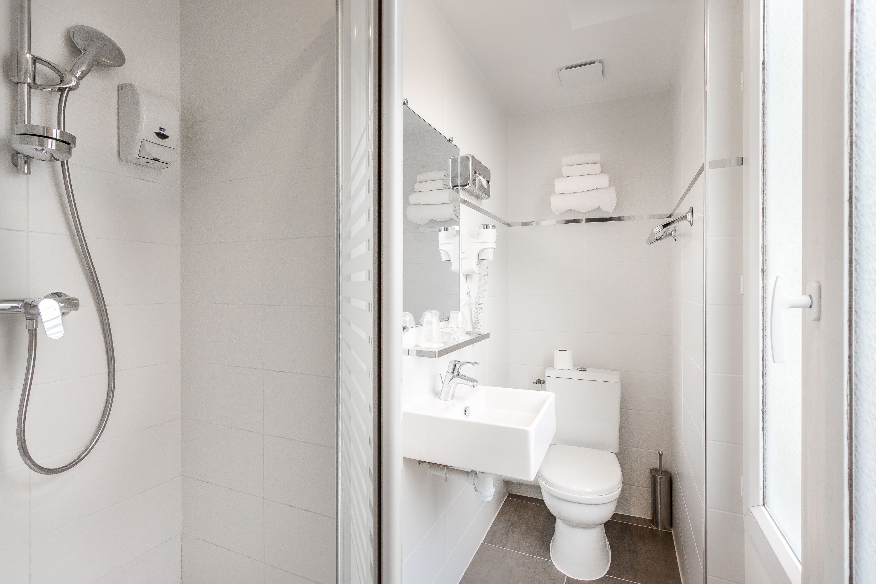 shower, free toiletries, hair dryer, towels