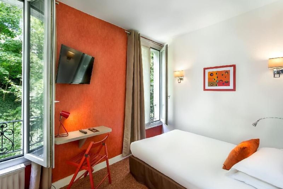 1 bedroom, hypo-allergenic bedding, minibar, in-room safe